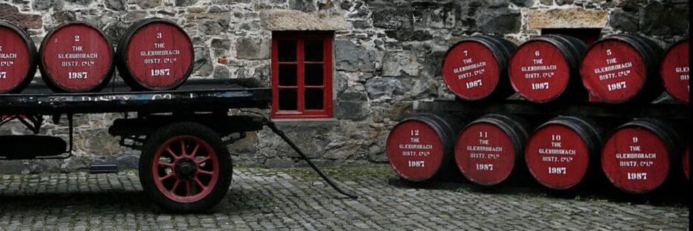 Beczki GlenDronach na dziedzińcu destylarni